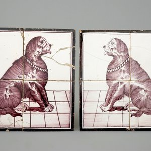 Een paar Delftse mangane tegeltableaus met honden, begin 19e eeuw — foto 1