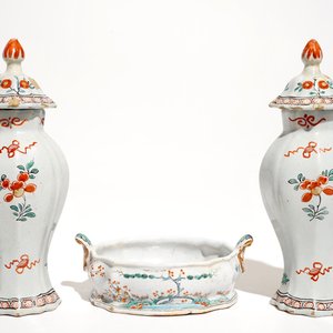 Een paar Delftse polychrome petit feu Kakiemon-stijl dekselvazen en een botervloot, 18e eeuw — foto 3
