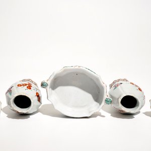 Een paar Delftse polychrome petit feu Kakiemon-stijl dekselvazen en een botervloot, 18e eeuw — foto 6