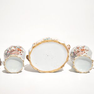 Een paar Delftse polychrome petit feu Kakiemon-stijl dekselvazen en een botervloot, 18e eeuw — foto 7