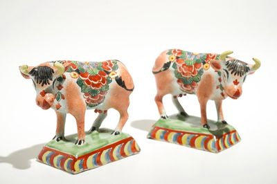 Een paar Delftse polychrome petit feu koeien op basis, 18e eeuw