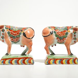 Een paar Delftse polychrome petit feu koeien op basis, 18e eeuw — foto 2