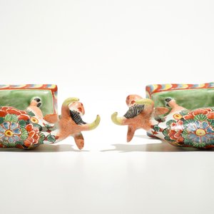 Een paar Delftse polychrome petit feu koeien op basis, 18e eeuw — foto 6