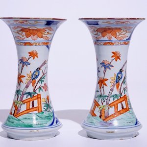 Een paar Delftse polychrome petit feu vazen in Kakiemon-stijl, 18e eeuw — foto 1