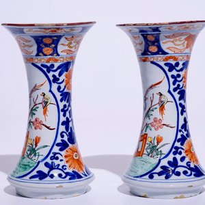 Een paar Delftse polychrome petit feu vazen in Kakiemon-stijl, 18e eeuw — foto 2