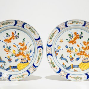 Een paar Delftse polychrome schotels met hazen en bloemen, 18e eeuw — foto 1