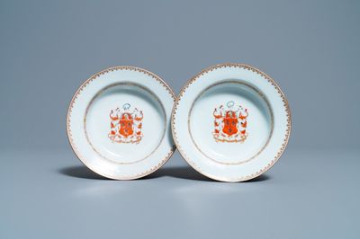 Een paar diepe Chinese borden met het wapen van Ross of Balnagowan voor de Schotse markt, Qianlong