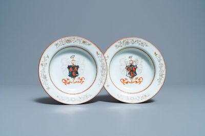Een paar diepe Chinese borden met het wapen van Ross of Balnagowan voor de Schotse markt, Qianlong