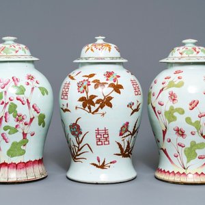 Een paar en een enkele Chinese famille rose dekselvaas met floraal decor, 19e eeuw — foto 1