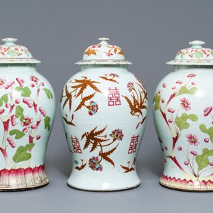 Een paar en een enkele Chinese famille rose dekselvaas met floraal decor, 19e eeuw — foto 3