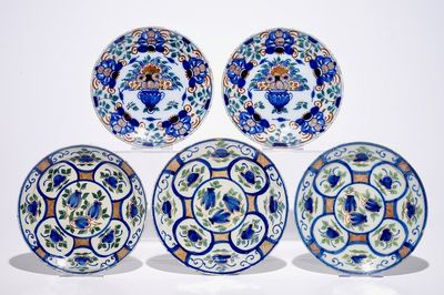 Een paar en een set van drie polychrome Delftse borden, 18e eeuw