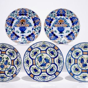 Een paar en een set van drie polychrome Delftse borden, 18e eeuw — foto 1