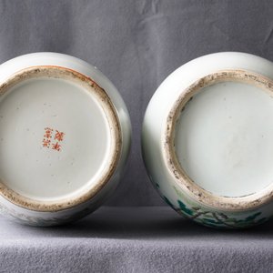 Een paar en twee losse Chinese famille rose vazen met vogels, bloemen en vlinders, 19e eeuw — foto 12