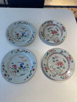 Een paar famille rose borden met hanen en een paar borden met bloemen, Qianlong — foto 1
