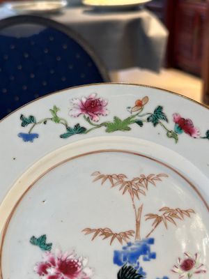 Een paar famille rose borden met hanen en een paar borden met bloemen, Qianlong — foto 11