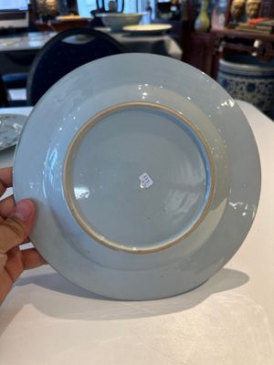 Een paar famille rose borden met hanen en een paar borden met bloemen, Qianlong — foto 13