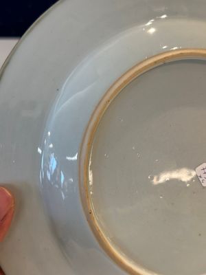 Een paar famille rose borden met hanen en een paar borden met bloemen, Qianlong — foto 14