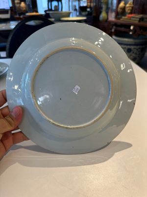 Een paar famille rose borden met hanen en een paar borden met bloemen, Qianlong — foto 6