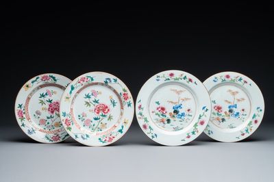 Een paar famille rose borden met hanen en een paar borden met bloemen, Qianlong