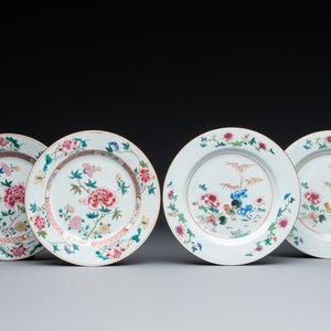 Een paar famille rose borden met hanen en een paar borden met bloemen, Qianlong — foto 1