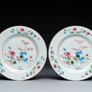 Een paar famille rose borden met hanen en een paar borden met bloemen, Qianlong — foto 2