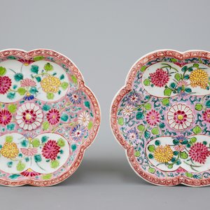 Een paar famille rose theepotten op onderschotel, Yongzheng/Qianlong, 18e eeuw — foto 2