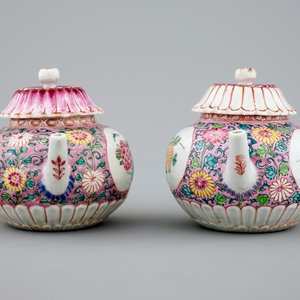 Een paar famille rose theepotten op onderschotel, Yongzheng/Qianlong, 18e eeuw — foto 7