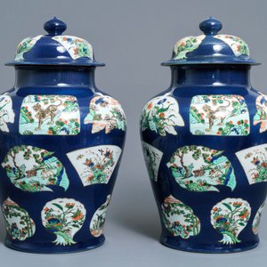 Een paar famille verte dekselvazen met poederblauwe fondkleur, Samson, Parijs, 19e eeuw — foto 3