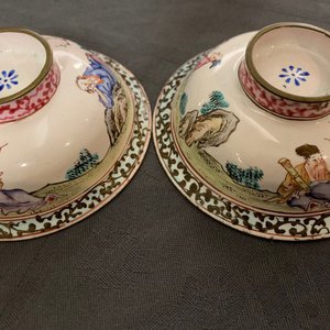 Een paar fijne Chinese Canton email dekselkommen, Yongzheng/Qianlong — foto 13