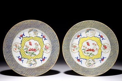 Een paar fijne Chinese famille rose borden met floraal decor, Yongzheng