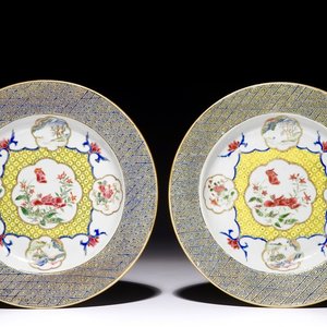 Een paar fijne Chinese famille rose borden met floraal decor, Yongzheng — foto 1