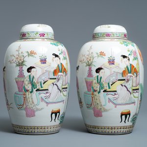 Een paar fijne Chinese famille rose dekselvazen met dames, 19/20e eeuw — foto 1