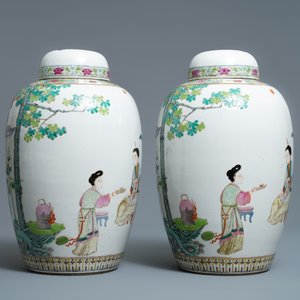 Een paar fijne Chinese famille rose dekselvazen met dames, 19/20e eeuw — foto 3