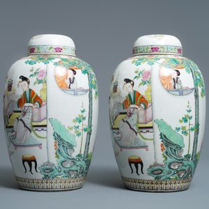 Een paar fijne Chinese famille rose dekselvazen met dames, 19/20e eeuw — foto 4