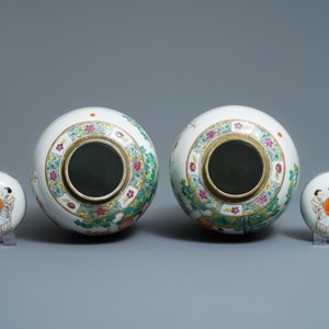 Een paar fijne Chinese famille rose dekselvazen met dames, 19/20e eeuw — foto 5