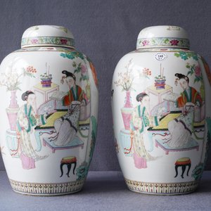 Een paar fijne Chinese famille rose dekselvazen met dames, 19/20e eeuw — foto 7