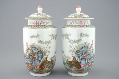 Een paar fijne Chinese famille rose dekselvazen met kwartels, Republiek, 20e eeuw