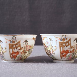 Een paar fijne Chinese famille rose koppen en schotels, Yongzheng — foto 23