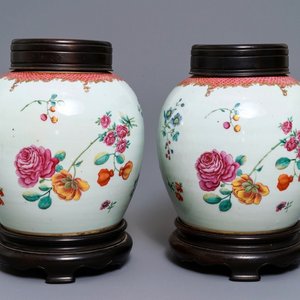 Een paar fijne Chinese famille rose potten met floraal decor, Qianlong — foto 1