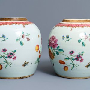 Een paar fijne Chinese famille rose potten met floraal decor, Qianlong — foto 5
