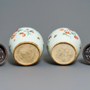 Een paar fijne Chinese famille rose potten met floraal decor, Qianlong — foto 7