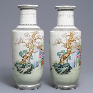 Een paar fijne Chinese famille rose rouleau vazen, Qianlong merk, Republiek, 20th C. — foto 2