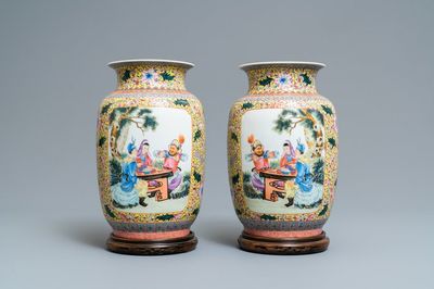 Een paar fijne Chinese famille rose vazen, Qianlong merk, Republiek