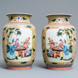 Een paar fijne Chinese famille rose vazen, Qianlong merk, Republiek — foto 2