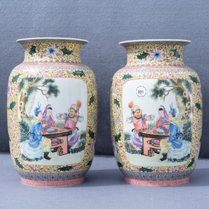 Een paar fijne Chinese famille rose vazen, Qianlong merk, Republiek — foto 8