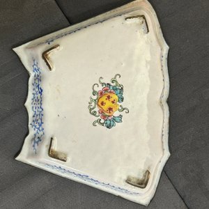 Een paar fijne Chinese kopjes en drie schotels in Canton email met floraal decor, Yongzheng/Qianlong — foto 12