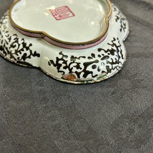 Een paar fijne Chinese kopjes en drie schotels in Canton email met floraal decor, Yongzheng/Qianlong — foto 19