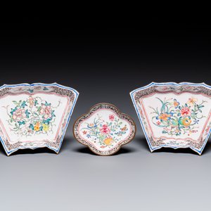 Een paar fijne Chinese kopjes en drie schotels in Canton email met floraal decor, Yongzheng/Qianlong — foto 2