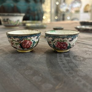 Een paar fijne Chinese kopjes en drie schotels in Canton email met floraal decor, Yongzheng/Qianlong — foto 22