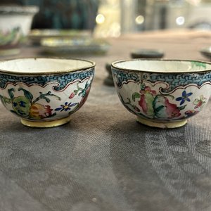 Een paar fijne Chinese kopjes en drie schotels in Canton email met floraal decor, Yongzheng/Qianlong — foto 23